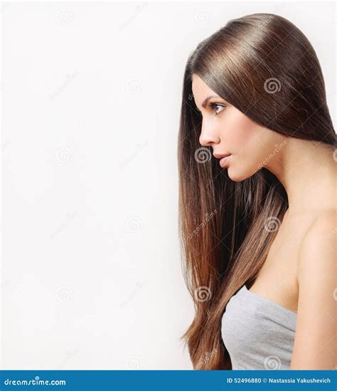 Donna incinta con capelli sani e luminosi