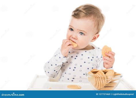 Bambino che mangia biscotti