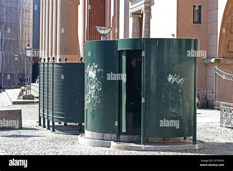 Installazione ecostazione moderna per rifiuti igienici in contesto urbano