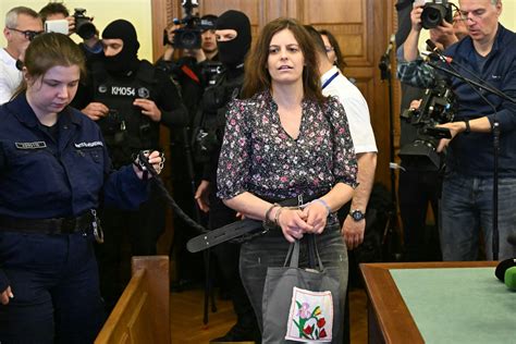 Ilaria Salis in tribunale con le catene