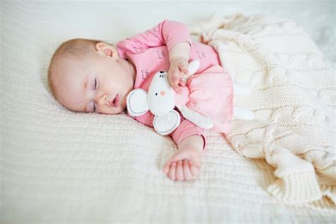 Un bambino che fa un pisolino