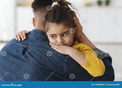 Genitore che consola il bambino