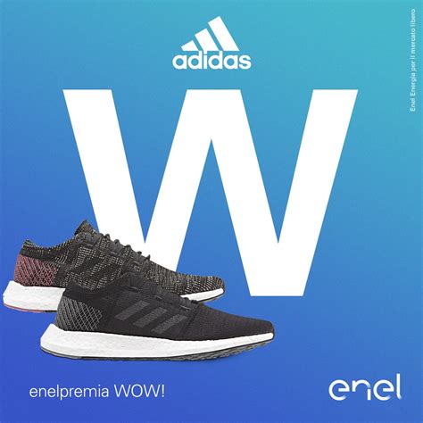 Bambino che prova entusiasticamente un nuovo paio di scarpe Adidas
