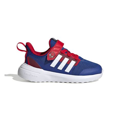 Vari modelli di scarpe sportive Adidas per bambini