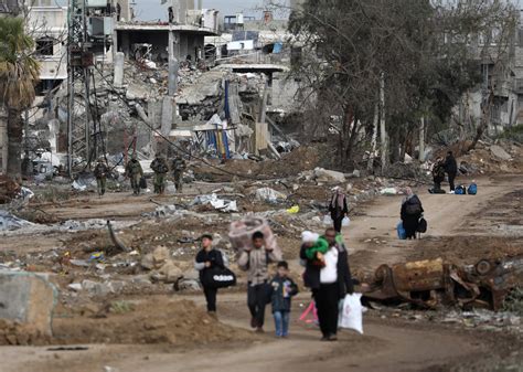 Personale medico che assiste civili feriti in una clinica da campo a Gaza