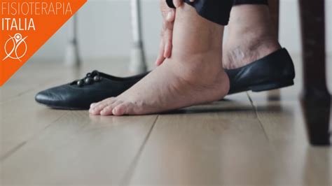 Piedi e caviglie gonfie di una donna incinta