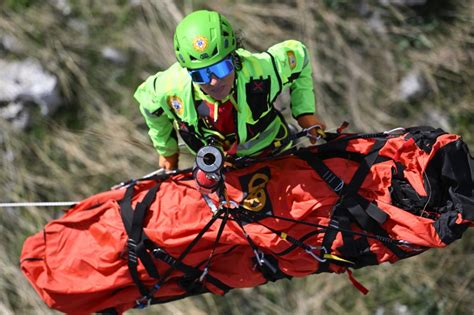 Squadre di soccorso durante il recupero del corpo