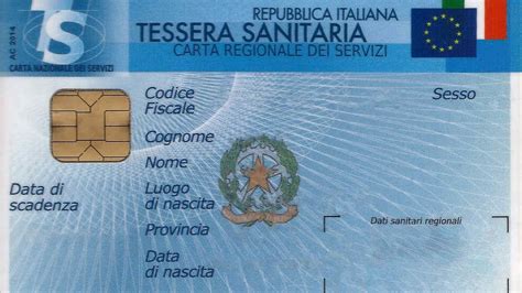 Documenti sanitari e tessera sanitaria su un tavolo