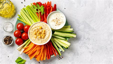 Piattino con gallette di riso abbinate a hummus e verdure