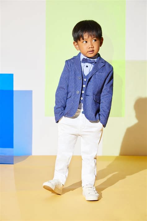 Bambini vestiti elegantemente per una cerimonia