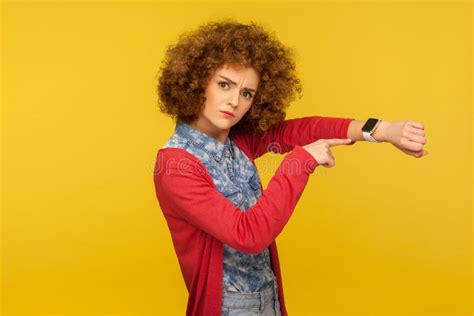 Donna che guarda un orologio