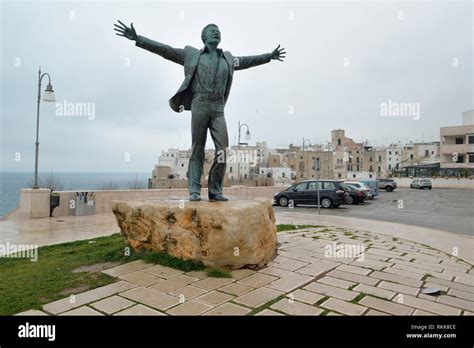 Statua di Domenico Modugno a Polignano a Mare