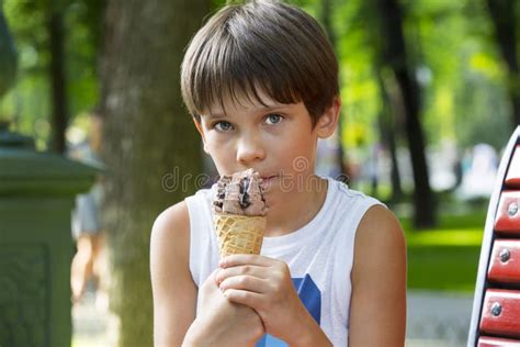 Bambino che mangia un gelato