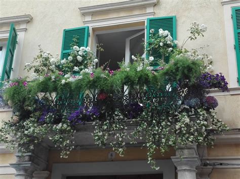Balconi fioriti a Cisternino