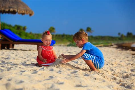 Spiaggia con bambini che giocano