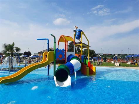 Bambini che giocano nell'area baby di un acquapark