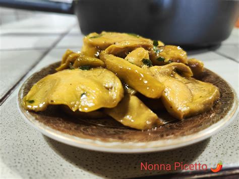 Piatto di funghi ovuli trifolati