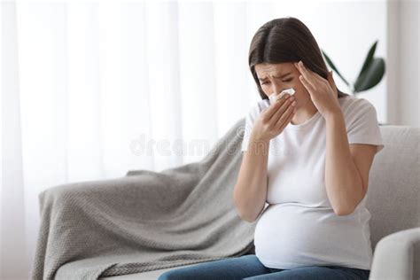 Donna in gravidanza che si sente stanca