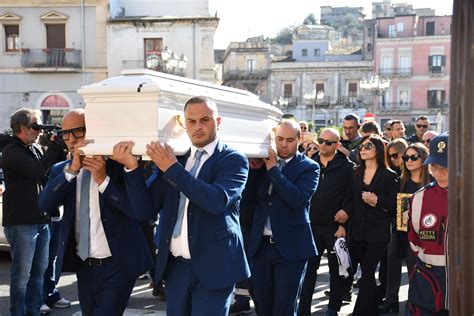 Coppia che si consola dopo una perdita