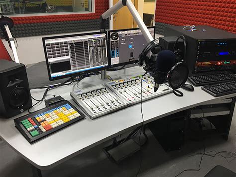 Microfoni e mixer da studio radiofonico