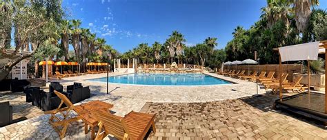 veduta panoramica del parco rigoglioso del Village Camping Park Shadak con giochi d'acqua