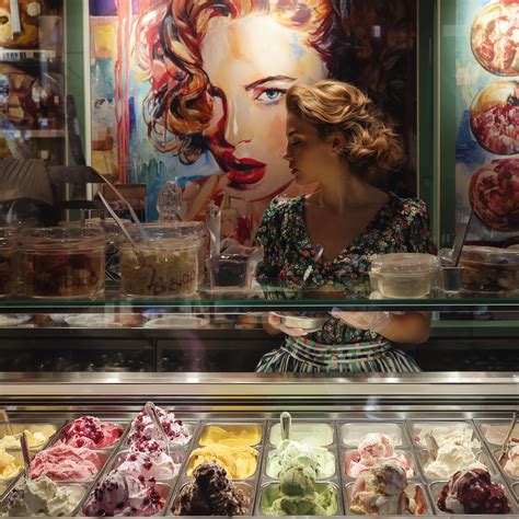 Varietà di gelati artigianali con colori naturali