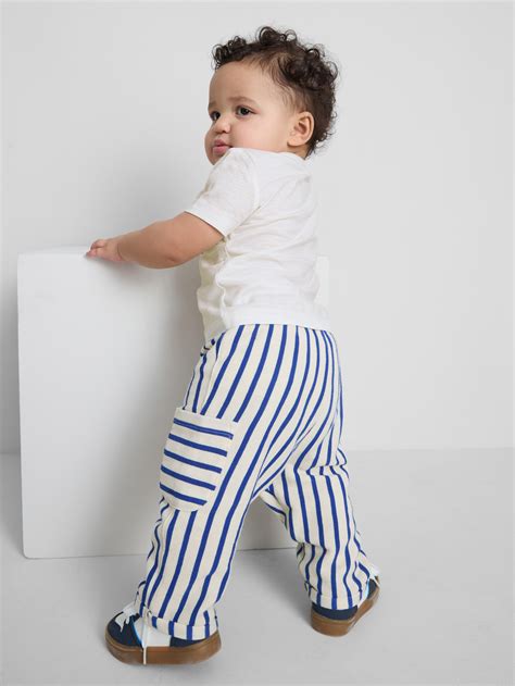 Bambino con maglietta e pantaloni neri con ossa di scheletro