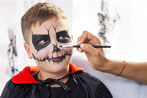 Bambino con trucco di Halloween spaventoso