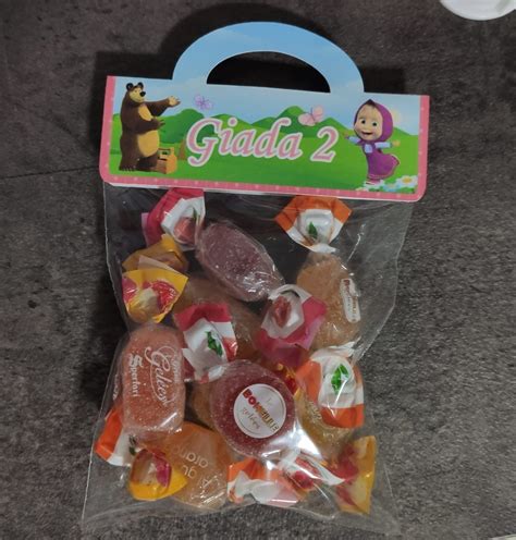 Bambina vestita da sacchetto di caramelle