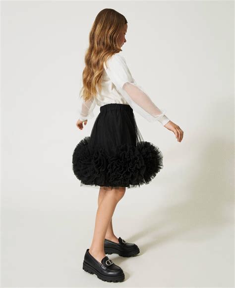 Bambina con gonna di tulle e orecchie da gatta