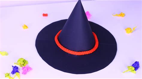 Bambina con cappello da strega fai da te
