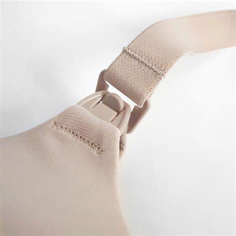 Dettaglio di un reggiseno da allattamento con apertura a clip