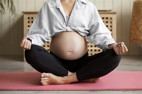 Illustrazione di posizioni yoga adatte alla gravidanza