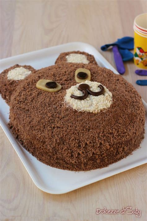 Dettaglio di una torta a forma di orsetto guarnita con cioccolato