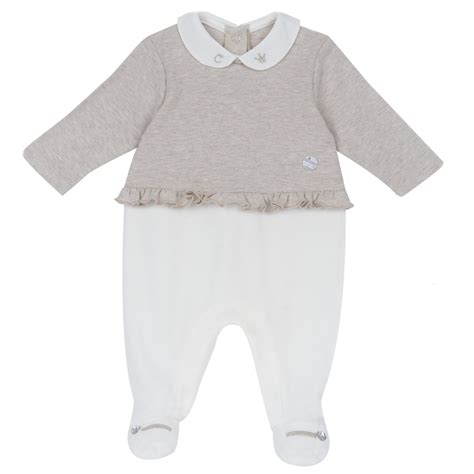 bambino che indossa una tutina Chicco con orsacchiotto