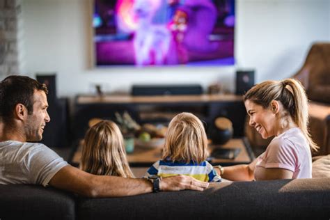 Immagine concettuale di una famiglia che guarda insieme un tablet o la TV, con elementi di YouTube sullo schermo