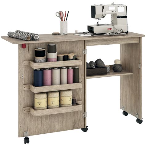Tavolo da cucito con accessori e tessuti