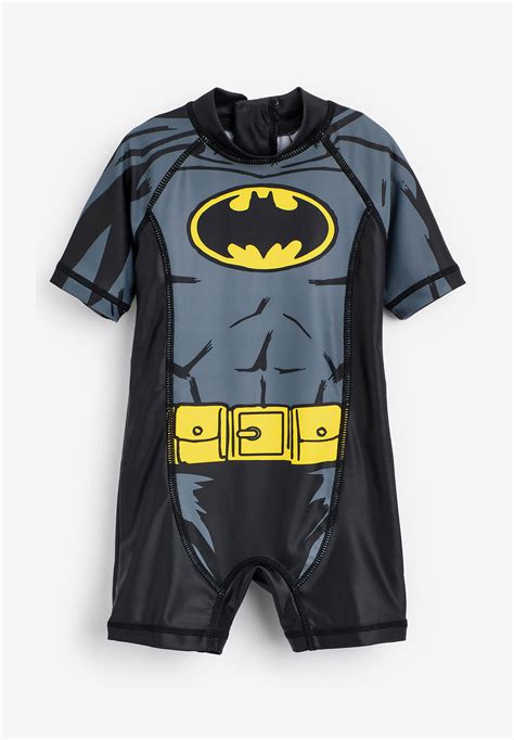 Bambino con costume da bagno di Batman in piscina