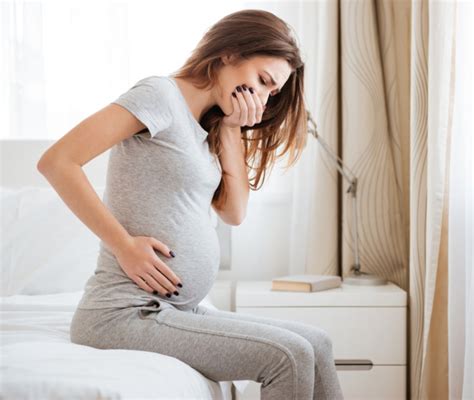 Osteopata che esegue tecniche dolci per la nausea in gravidanza