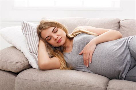 Donna incinta che sogna