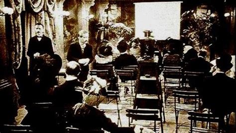 Immagine storica della prima proiezione dei Fratelli Lumière