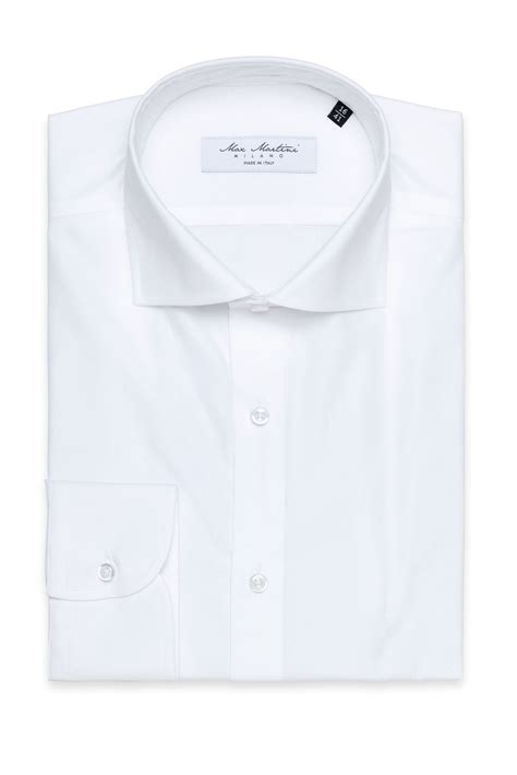 Vestibilità ideale di una camicia bianca per bambini