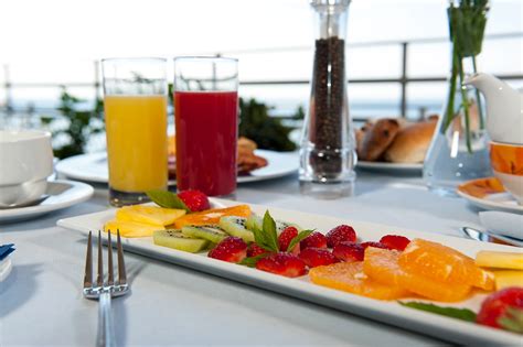 Colazione a buffet con vista mare in un hotel di Porto Cesareo