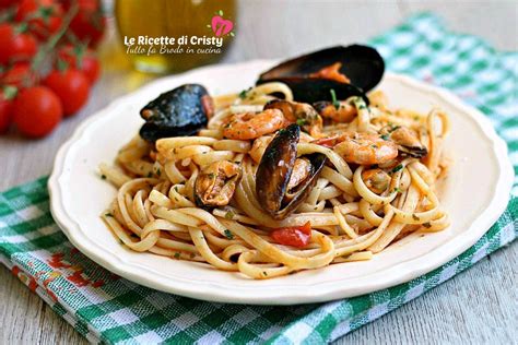 Piatto di linguine ai frutti di mare freschi di Porto Cesareo