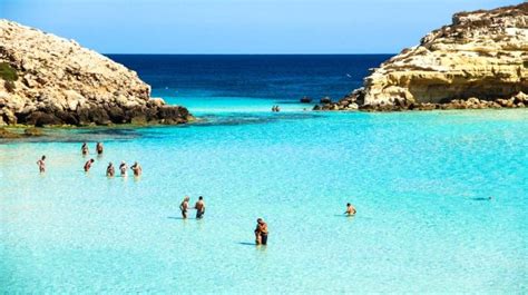 Spiaggia e mare cristallino dell'Isola dei Conigli