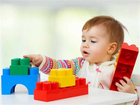 Bambino di 5 mesi che gioca sereno