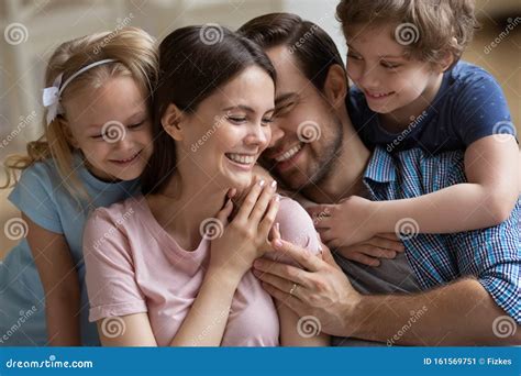 Famiglia che si abbraccia in un momento di serenità