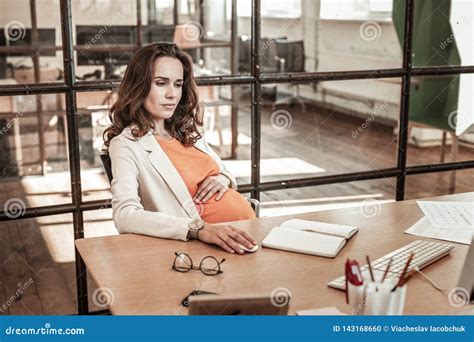 Donna che tiene la mano sulla pancia
