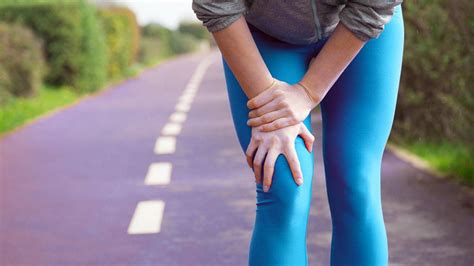 Bambino massaggiato alle gambe