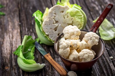 Cavolfiore fresco in un mercato di stagione